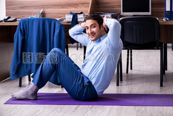 职场新风景 年轻商人的工作间歇健身热潮